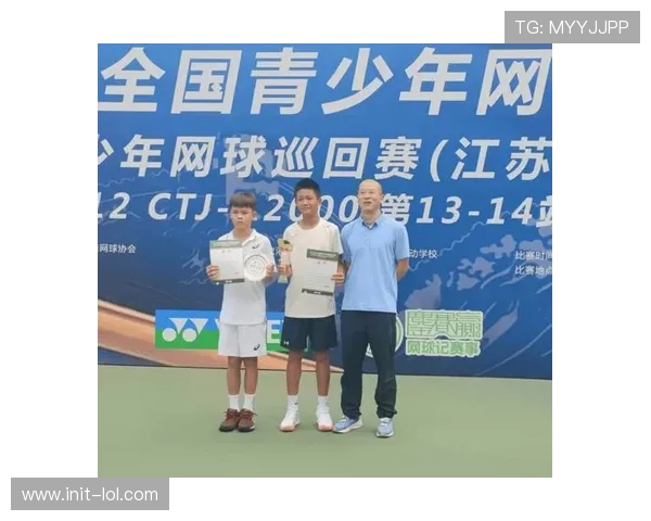 湖州总决赛球员参与社区网球推广，指导少儿初学者